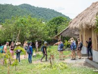 Účastníci letní školy na exkurzi na místní pepřové plantáži v provincii Kampot.