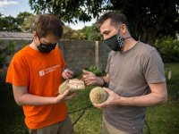 Zbyněk Polesný a Jan Staš: Popis a ochutnávka plodu baobabu (Foto: Miloslav Petrtýl)