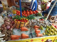 Diverzita ovoce a zeleniny na trhu v Mbalmayo